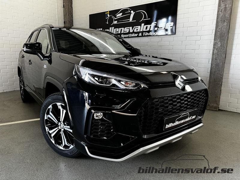 Svart Begagnad 2023 Suzuki Across SUV | 524 900 kr (Marknadspris) - Bild 1/4
