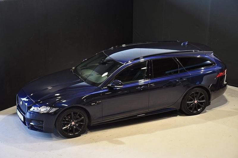 Mörkblå (blå) Begagnad 2017 Jaguar XF Sportbrake R-Sport Kombi | 299 000 kr - Bild 1/4
