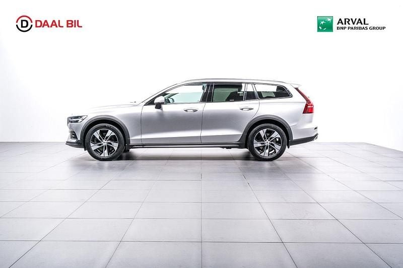 Silver Begagnad 2021 Volvo V60 CC Kombi | 349 700 kr (Marknadspris) - Bild 1/4