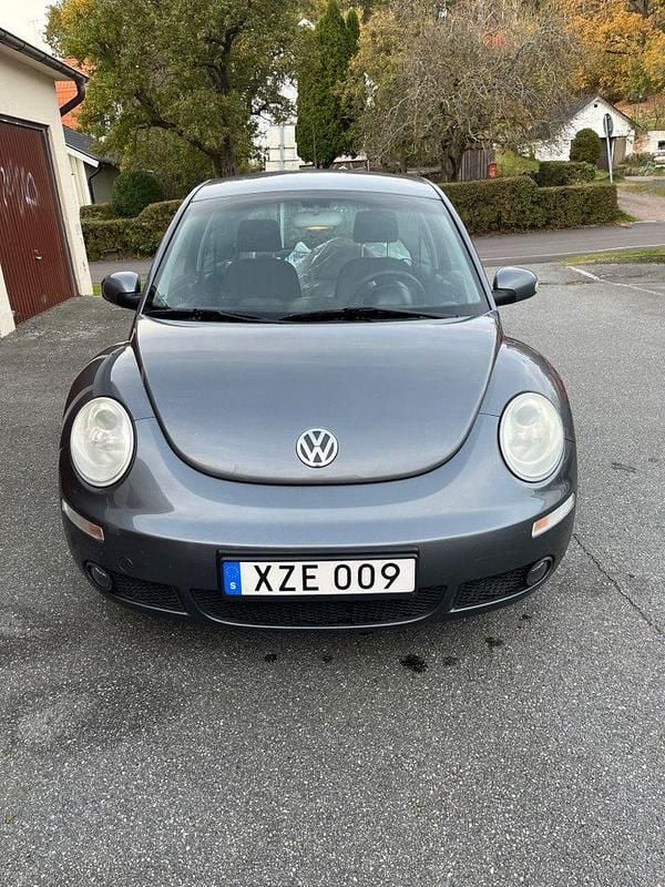 Mörkgrå Begagnad 2006 VW Beetle Highline Halvkombi | 35 000 kr (Superpris) - Bild 1/4