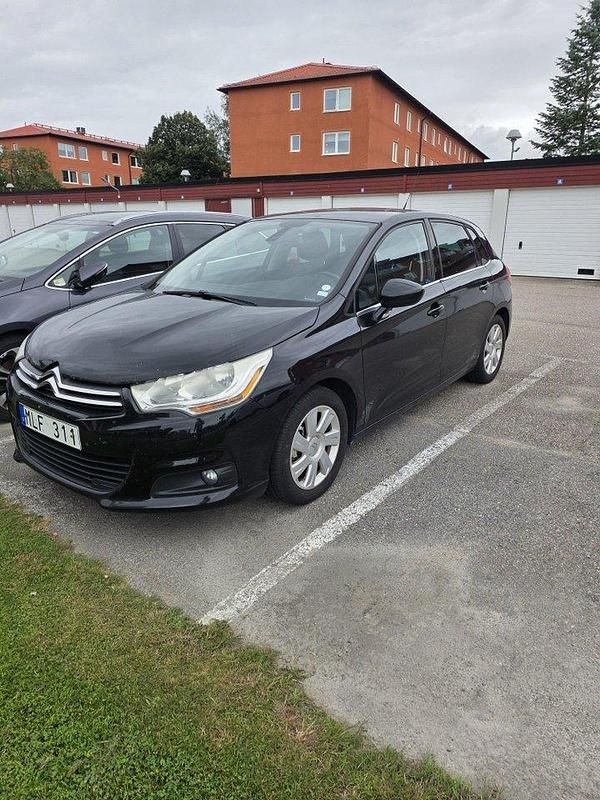 Svart Begagnad 2011 Citroën C4 Halvkombi | 37 500 kr (Marknadspris) - Bild 1/4