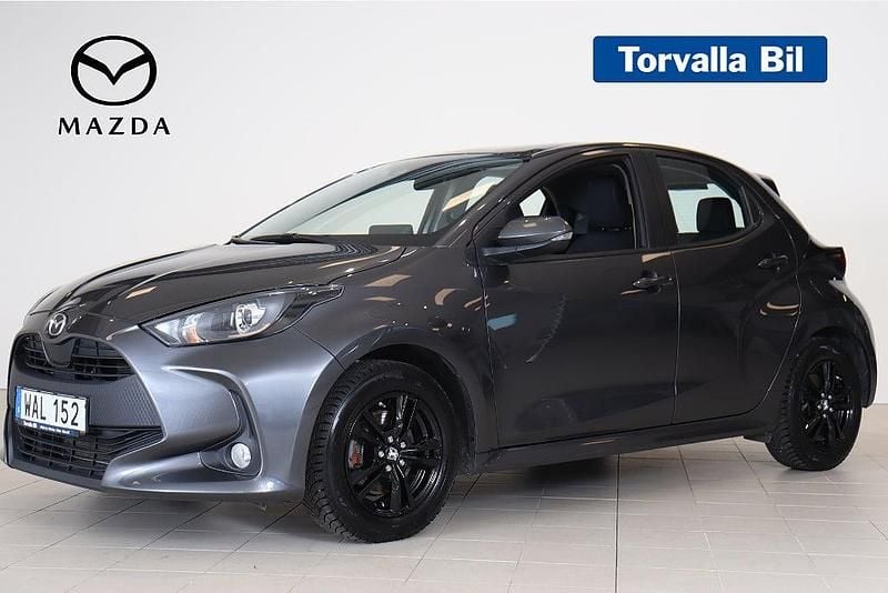 Grå Begagnad 2023 Mazda 2 Halvkombi | 216 900 kr (Marknadspris) - Bild 1/4