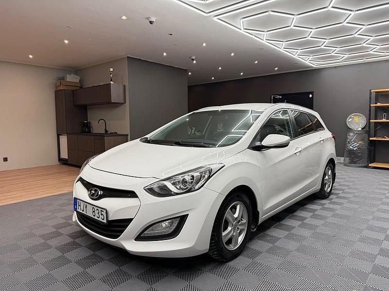 Vit Begagnad 2013 Hyundai i30 Kombi | 64 800 kr (Marknadspris) - Bild 1/4