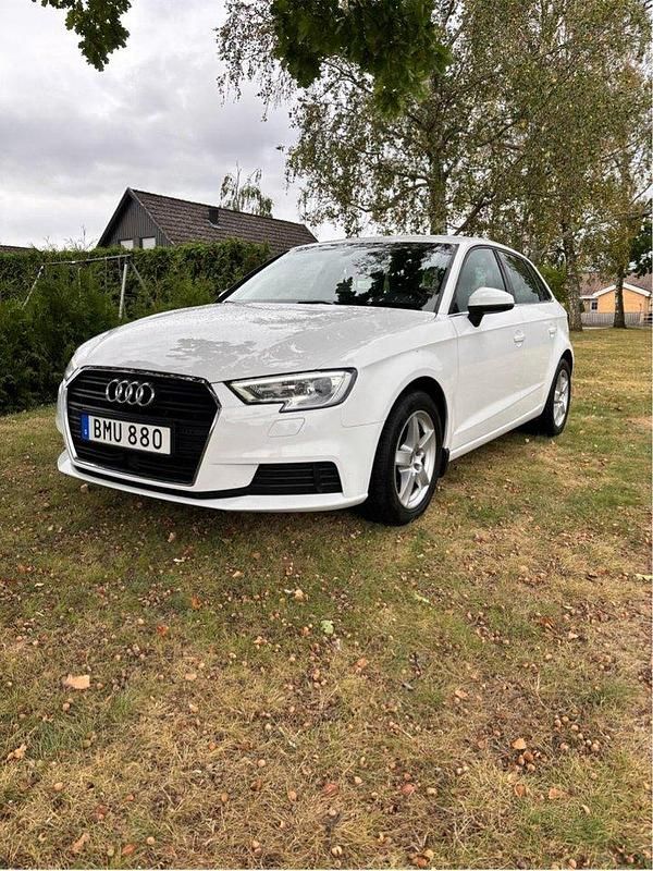 Vit Begagnad 2017 Audi A3 Sportback Comfort Halvkombi | 130 000 kr (Bra pris) - Bild 1/4