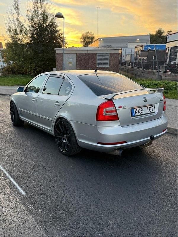 Silver Begagnad 2007 Skoda Octavia RS Halvkombi | 30 000 kr (Marknadspris) - Bild 1/4