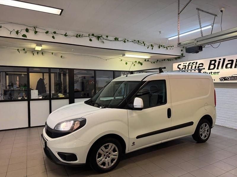 Vit Begagnad 2018 Fiat Doblò Minibuss | 69 900 kr (Superpris) - Bild 1/4