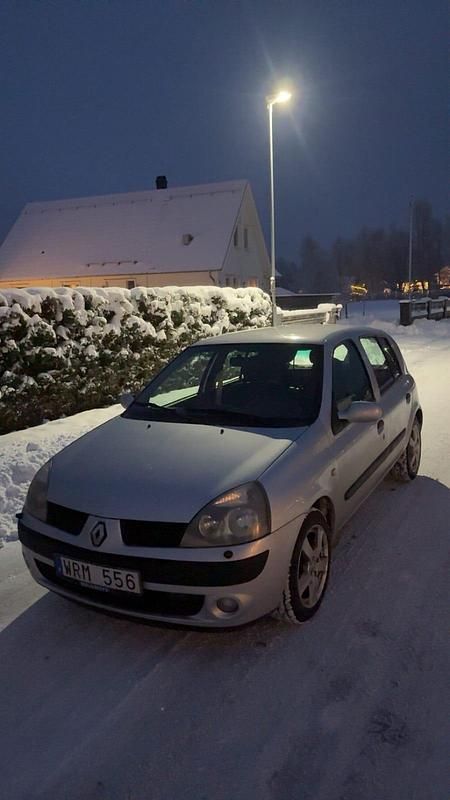 Begagnad Renault Clio II 98 HK (72 kW) 2005 Halvkombi