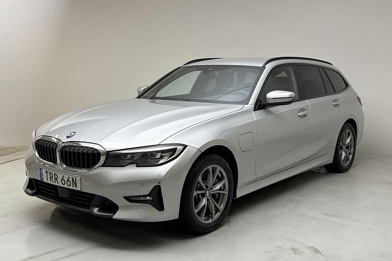 Silver Begagnad 2021 BMW 330 Sport Line Kombi | 249 000 kr - Bild 1/4