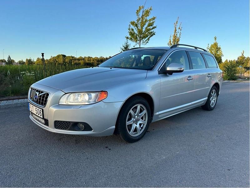 Grå Begagnad 2010 Volvo V70 Kombi | 85 000 kr (Bra pris) - Bild 1/4