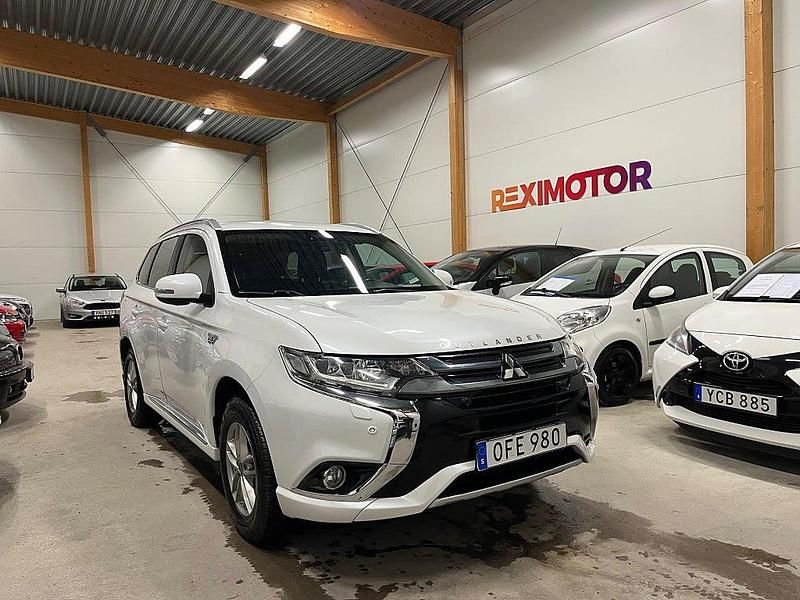 Vit Begagnad 2016 Mitsubishi Outlander P-HEV SUV | 159 900 kr (Marknadspris) - Bild 1/4