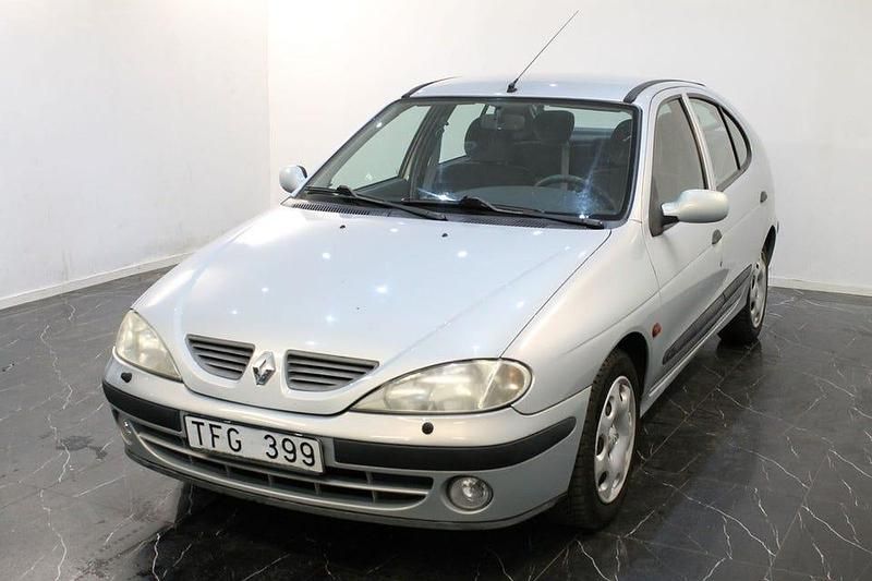 Begagnad Renault Mégane II Authentique 107 HK (78 kW) 2002 Ljusgrå Halvkombi