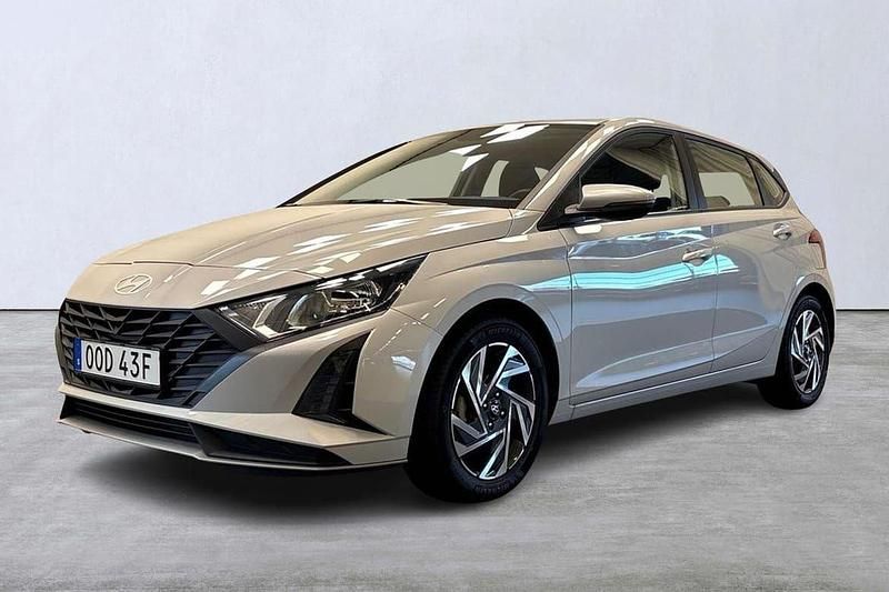 Grå Begagnad 2023 Hyundai i20 Essential Halvkombi | 204 900 kr (Marknadspris) - Bild 1/4