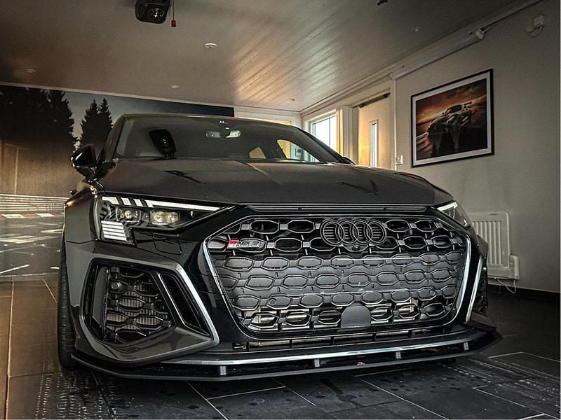 Grå Begagnad 2023 Audi RS3 Halvkombi | 749 000 kr (Dyr) - Bild 1/4