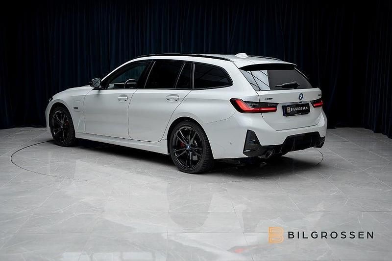 Begagnad BMW 330e M Sport 184 HK (135 kW) 2022 Vit Kombi