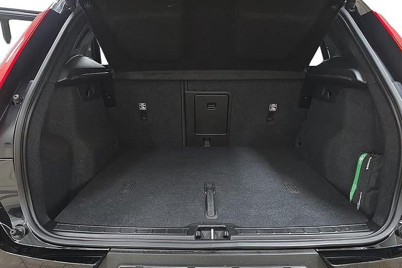 Begagnad Volvo XC40 Core 185 kW (252 HK) 2022 Svart SUV