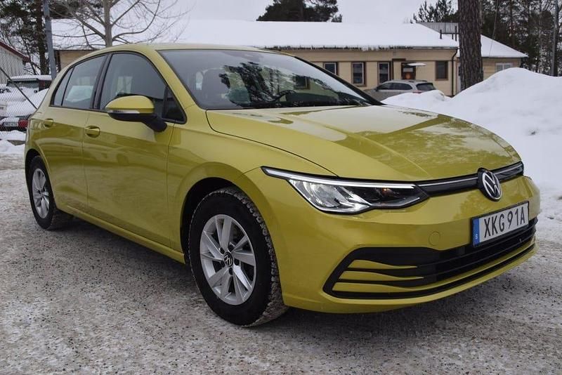 Begagnad VW Golf VIII 110 HK (80 kW) 2020 Gul Halvkombi