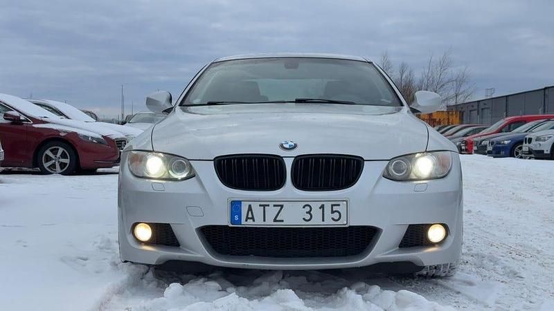 Begagnad BMW 325 Comfort Edition 218 HK (160 kW) 2010 Ljusgrå Sportkupé