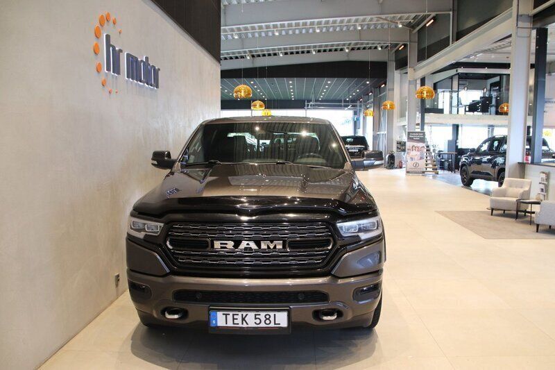 Grå Begagnad 2020 RAM 1500 Pickup | 649 000 kr (Dyr) - Bild 1/4