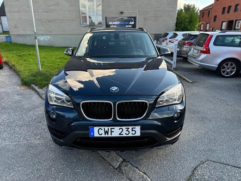 Mörkblå (blå) Begagnad 2014 BMW X1 Sport Line SUV | 149 000 kr (Marknadspris) - Bild 1/4