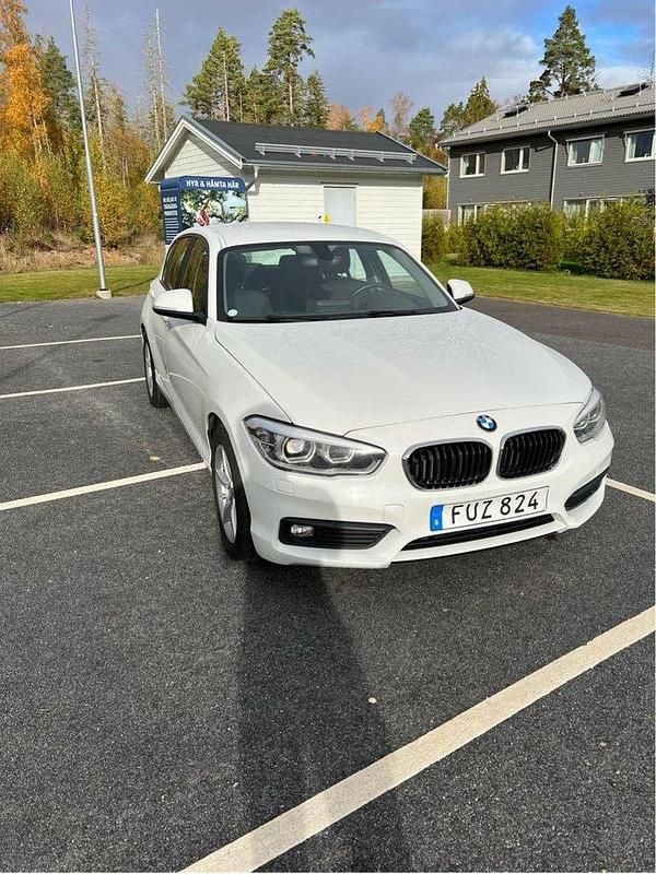 Vit Begagnad 2016 BMW 116 Advantage Halvkombi | 147 000 kr (Marknadspris) - Bild 1/4