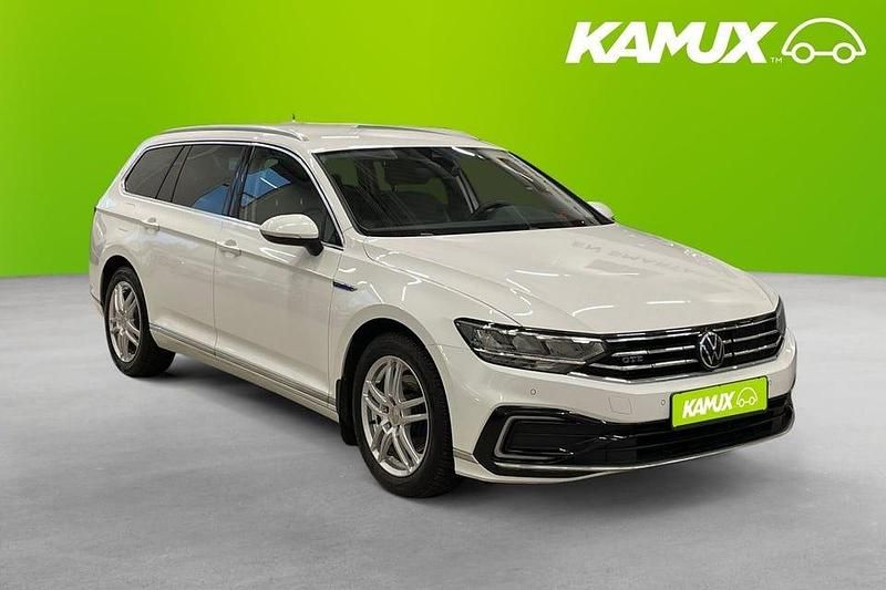Vit Begagnad 2022 VW Passat GTE Kombi | 228 900 kr (Bra pris) - Bild 1/4