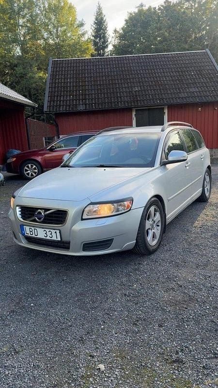 Grå Begagnad 2011 Volvo V50 Kombi | 33 900 kr (Bra pris) - Bild 1/4