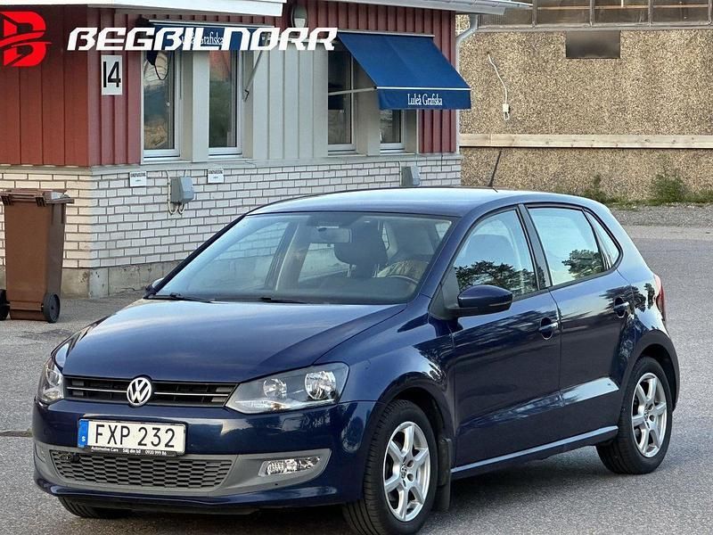 Mörkblå (blå) Begagnad 2010 VW Polo Halvkombi | 83 000 kr (Marknadspris) - Bild 1/4