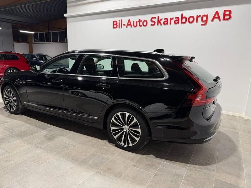 Begagnad Volvo V90 Core 350 HK (257 kW) 2023 Svart Kombi