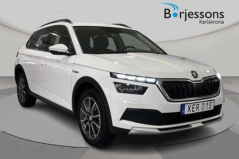 Vit Begagnad 2023 Skoda Kamiq ScoutLine SUV | 249 000 kr (Marknadspris) - Bild 1/4