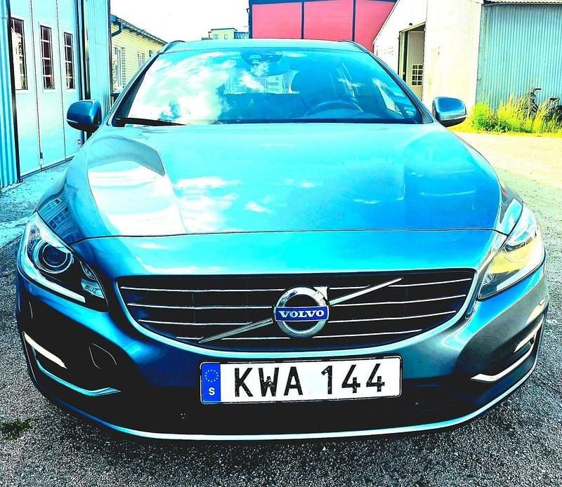 Grå Begagnad 2017 Volvo V60 Momentum Kombi | 133 000 kr (Bra pris) - Bild 1/4