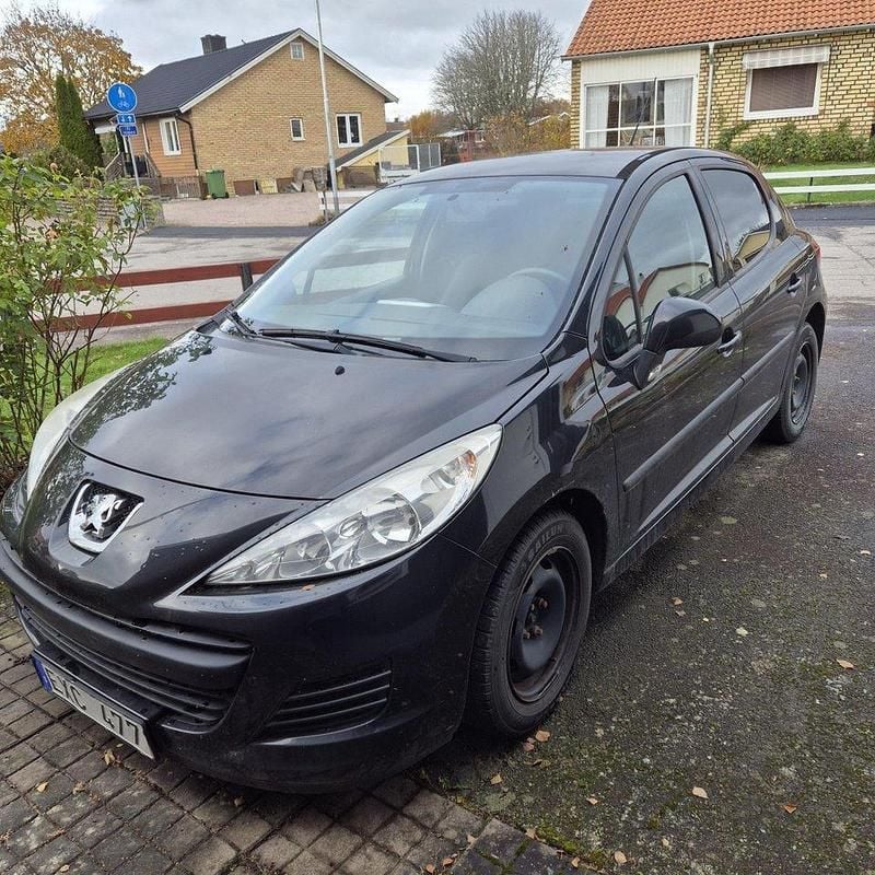 Svart Begagnad 2010 Peugeot 207 Halvkombi | 33 000 kr (Marknadspris) - Bild 1/4