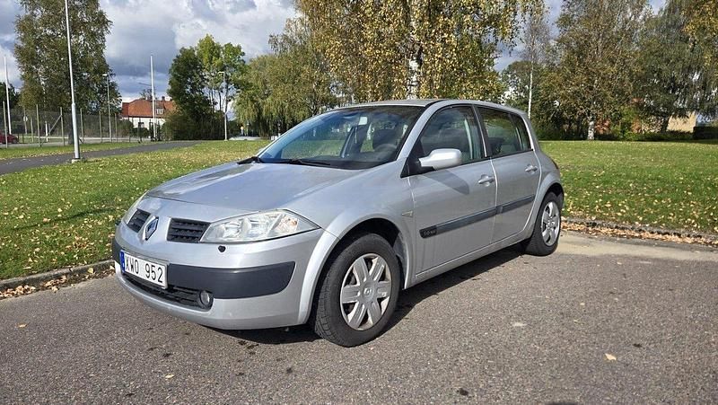 Grå Begagnad 2006 Renault Mégane II Halvkombi | 16 900 kr (Marknadspris) - Bild 1/4