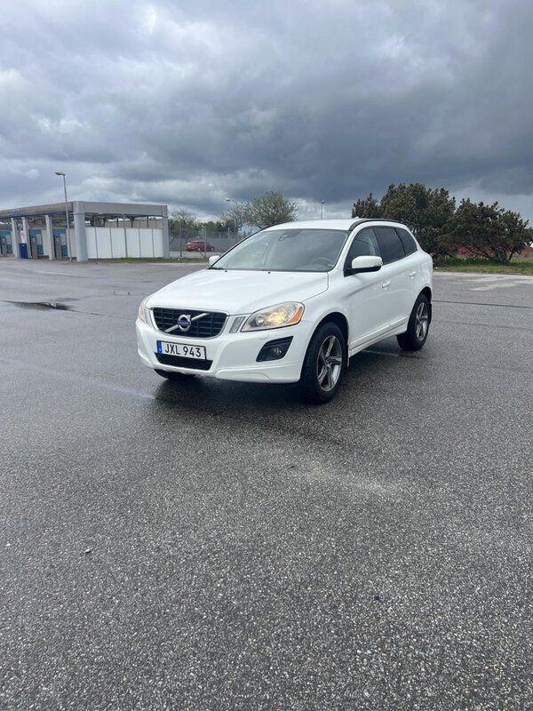 Vit Begagnad 2010 Volvo XC60 Kinetic SUV | 72 000 kr (Dyr) - Bild 1/4