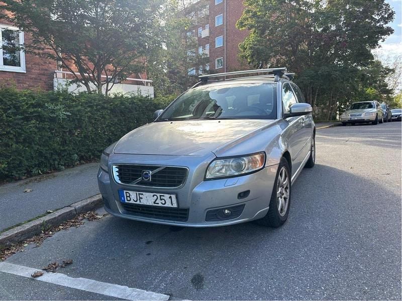Silver Begagnad 2008 Volvo V50 Momentum Kombi | 15 000 kr (Superpris) - Bild 1/4