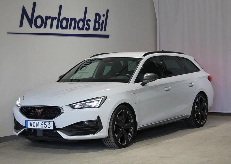 Vit (nevada white metallic) Begagnad 2024 Cupra Leon VZ Kombi | 308 500 kr (Marknadspris) - Bild 1/4