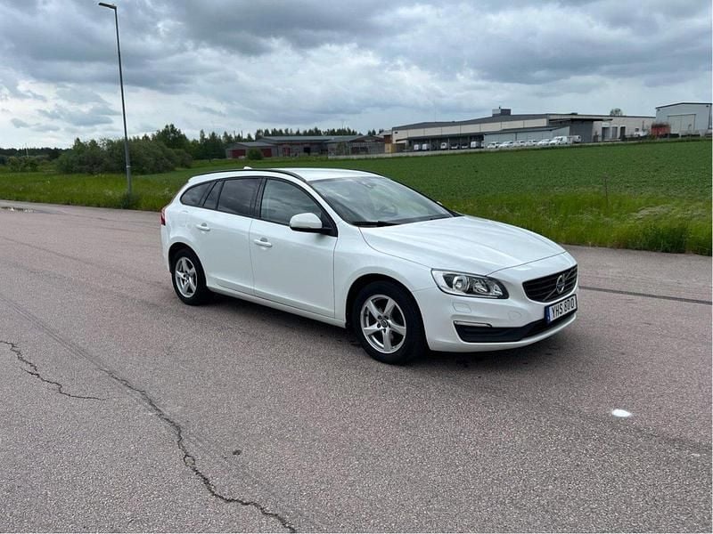 Vit Begagnad 2017 Volvo V60 Kombi | 153 900 kr (Superpris) - Bild 1/4