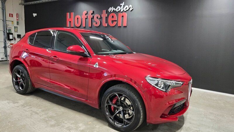 Röd Begagnad 2020 Alfa Romeo Stelvio Quadrifoglio Verde SUV | 619 900 kr (Marknadspris) - Bild 1/4