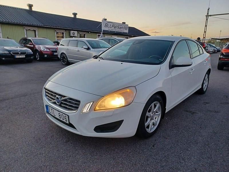 Vit Begagnad 2011 Volvo S60 Kinetic Sedan | 74 900 kr (Marknadspris) - Bild 1/4