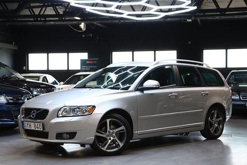 Ljusgrå (grå) Begagnad 2012 Volvo V50 Momentum Kombi | 119 900 kr - Bild 1/4