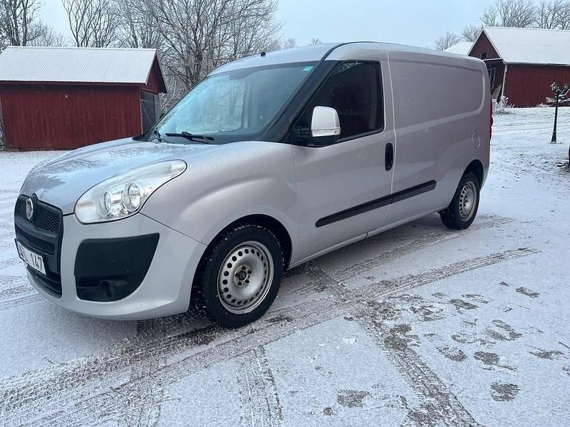 Grå Begagnad 2014 Fiat Doblò Minibuss | 49 900 kr (Marknadspris) - Bild 1/4