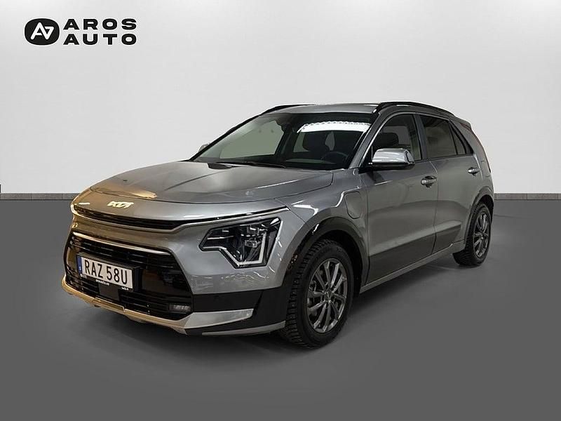 Grå Begagnad 2023 Kia Niro Advance SUV | 349 900 kr (Marknadspris) - Bild 1/4