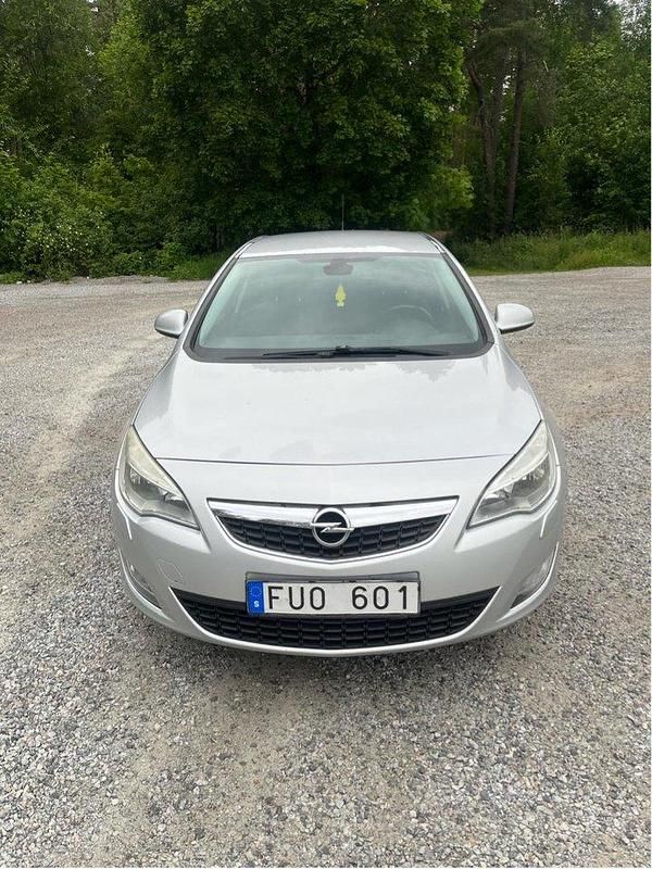 Silver Begagnad 2010 Opel Astra Enjoy Halvkombi | 42 000 kr (Marknadspris) - Bild 1/4