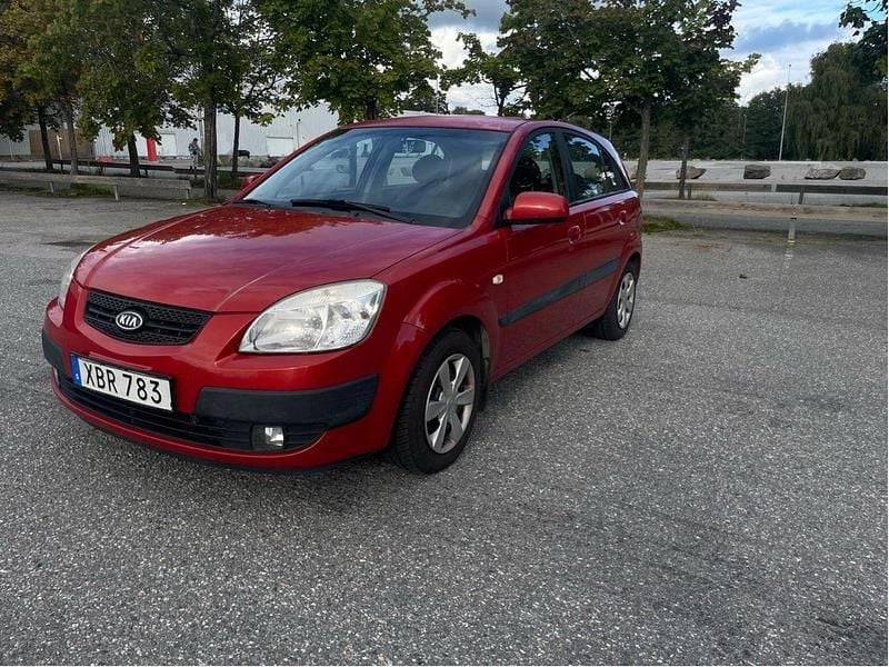 Röd Begagnad 2006 Kia Rio 4 Halvkombi | 34 900 kr (Marknadspris) - Bild 1/4