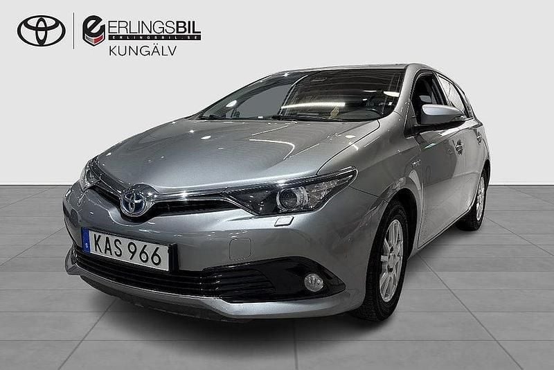 Grå Begagnad 2015 Toyota Auris Hybrid Active Halvkombi | 139 900 kr (Bra pris) - Bild 1/3