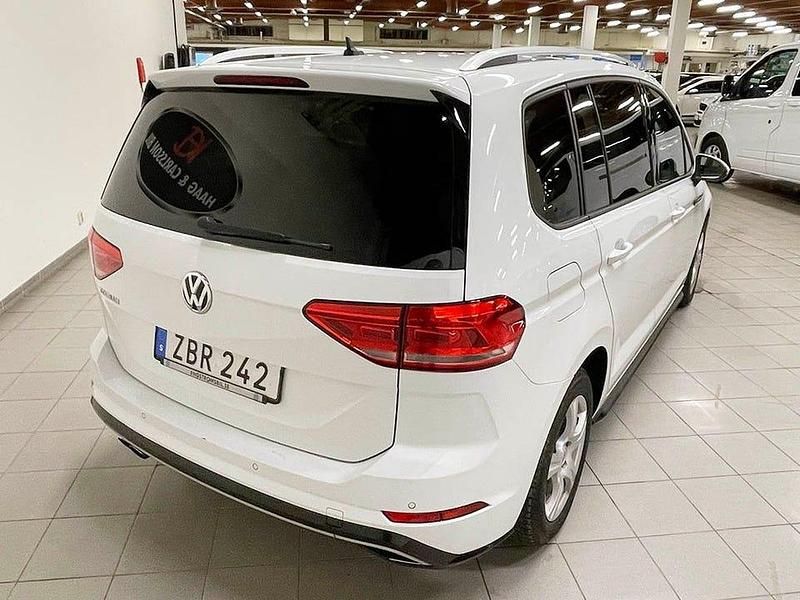 Begagnad VW Touran 150 HK (110 kW) 2017 Vit Minibuss