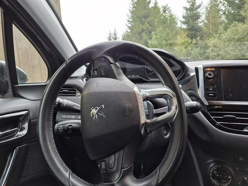Grå Begagnad 2018 Peugeot 208 Halvkombi | 70 000 kr (Superpris) - Bild 1/4