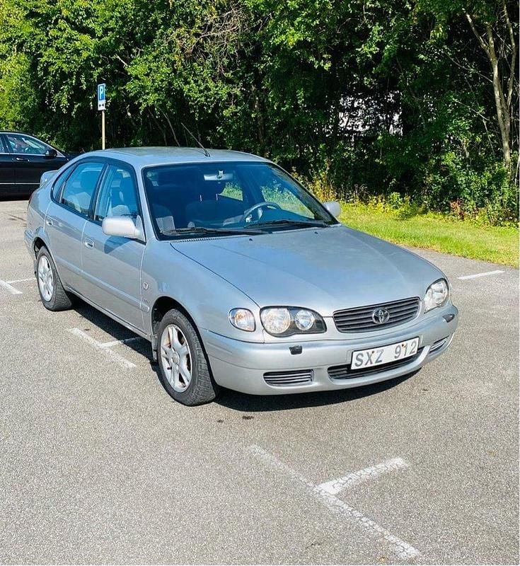 Grå Begagnad 2001 Toyota Corolla Halvkombi | 21 500 kr - Bild 1/4