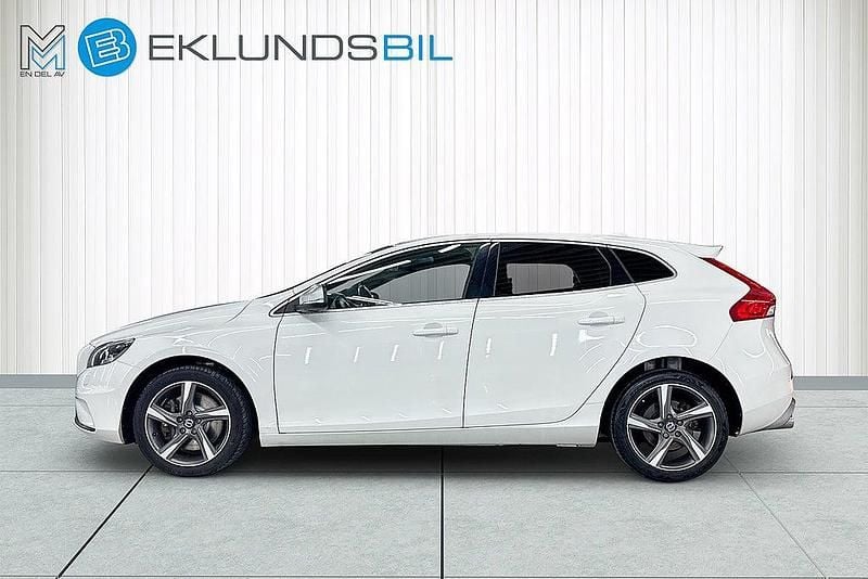 Begagnad Volvo V40 R-Design 150 HK (110 kW) 2016 Ice white Halvkombi