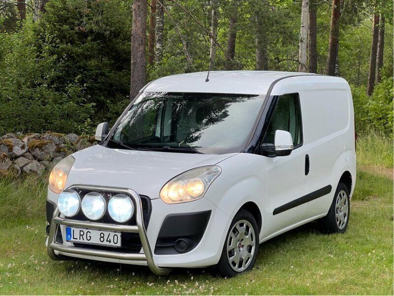Vit Begagnad 2012 Fiat Doblò Minibuss | 36 000 kr (Marknadspris) - Bild 1/4