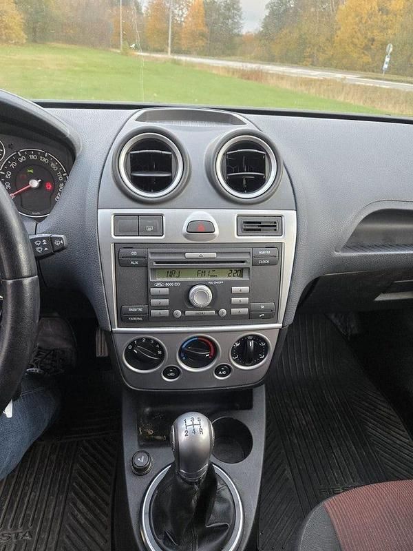 Begagnad Ford Fiesta 90 HK (66 kW) 2008 Svart Halvkombi